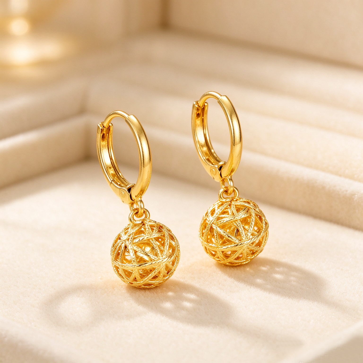 Ava Gold Sphere Drop Earrings - 图片 3