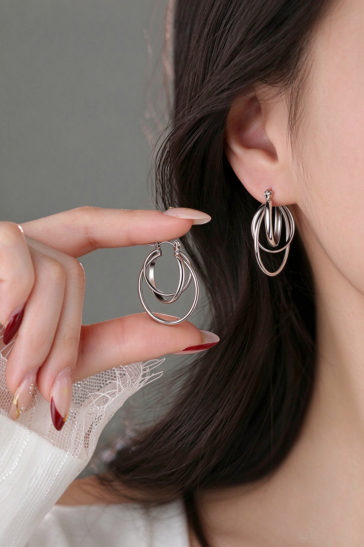 Silver Interlocking Hoop Earrings - 图片 4